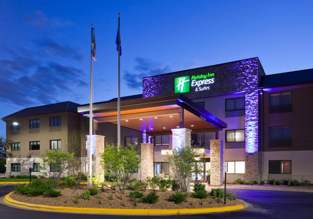 un hotel con un cartello sulla parte anteriore di un edificio di Holiday Inn Express Hotel & Suites Minneapolis-Golden Valley, an IHG Hotel a Minneapolis