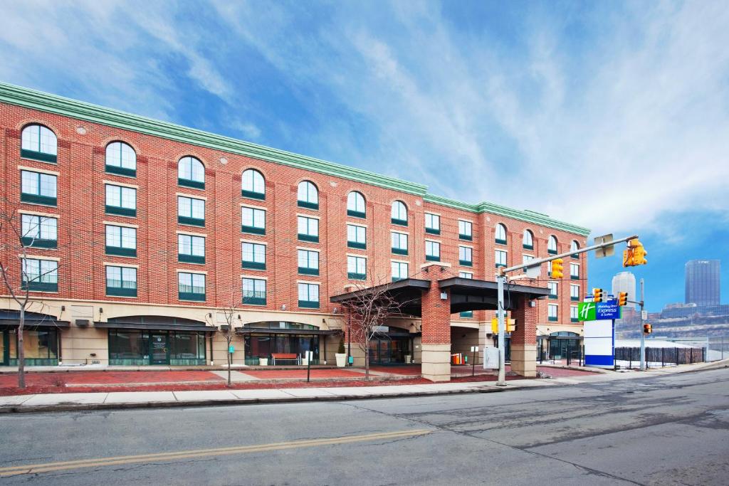 un gran edificio de ladrillo en la esquina de una calle en Holiday Inn Express Hotel & Suites Pittsburgh-South Side, an IHG Hotel, en Pittsburgh