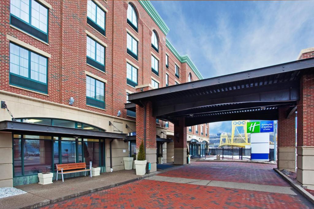 ピッツバーグにあるHoliday Inn Express Hotel & Suites Pittsburgh-South Side by IHGのレンガ造りの建物