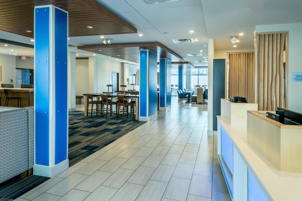 Holiday Inn Express & Suites - Medford by IHG photo