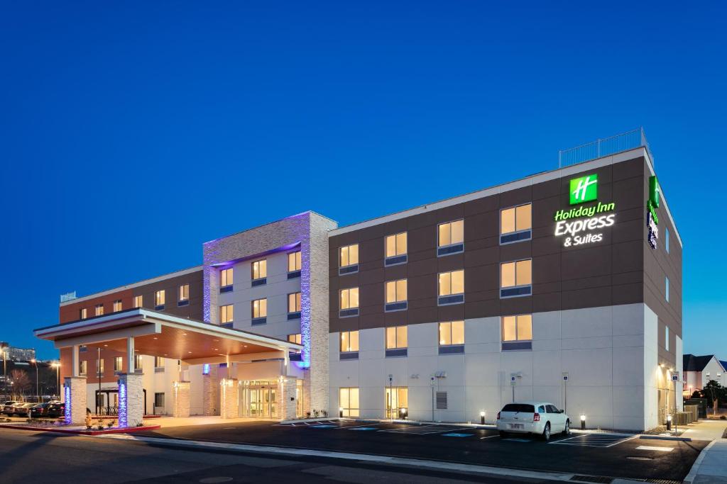 un bâtiment d'hôtel avec une voiture garée devant lui dans l'établissement Holiday Inn Express & Suites - Medford, an IHG Hotel, à Medford