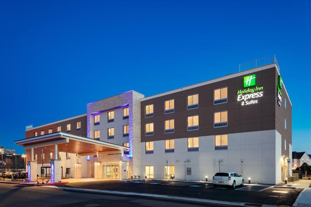 um prédio de hotel com um carro estacionado na frente em Holiday Inn Express & Suites - Medford by IHG em Medford
