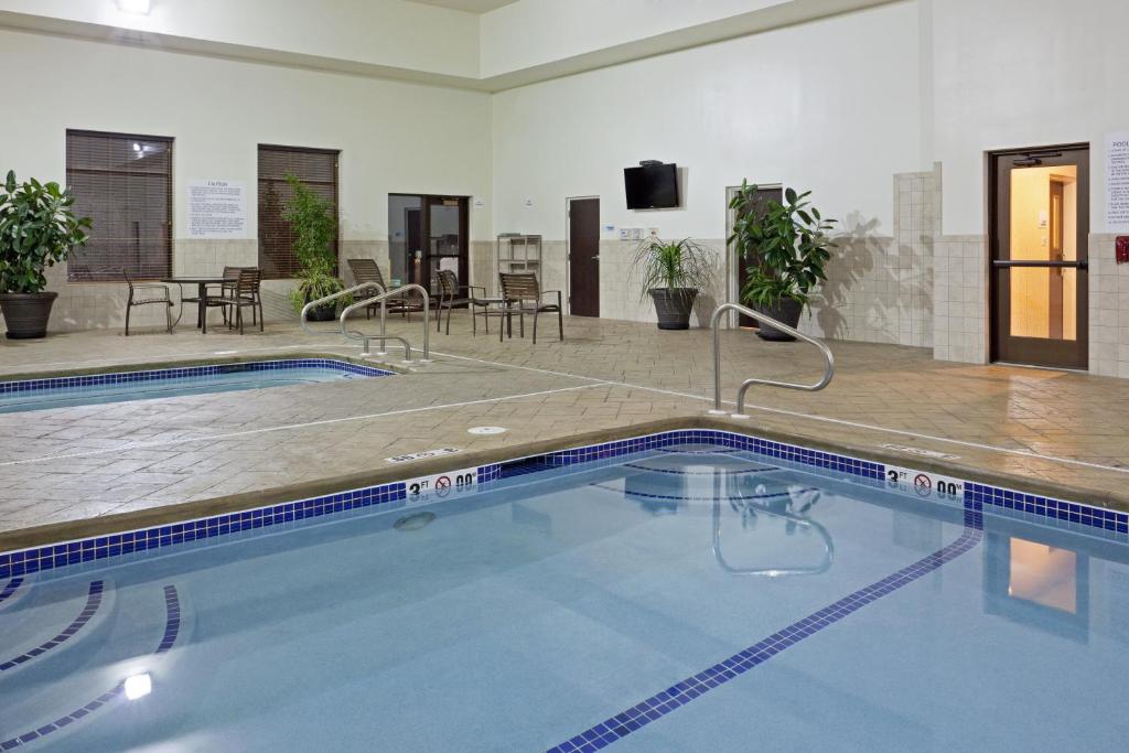 Bazén v ubytování Holiday Inn Express & Suites Malone by IHG nebo v jeho okolí