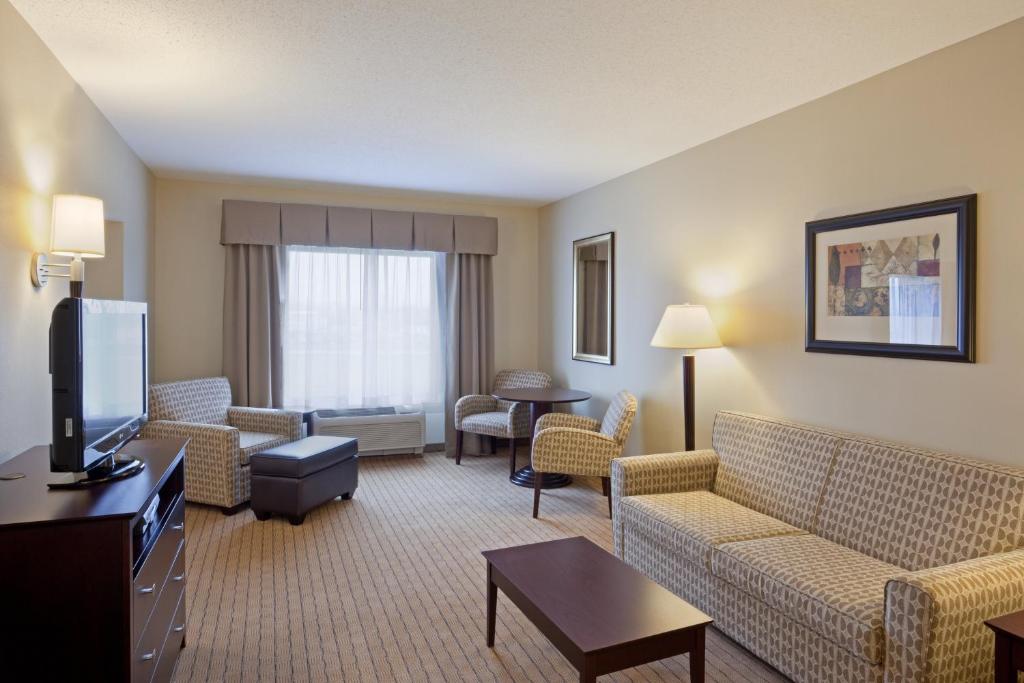 Posezení v ubytování Holiday Inn Express & Suites Malone by IHG