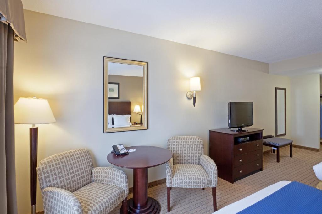 TV a/nebo společenská místnost v ubytování Holiday Inn Express & Suites Malone by IHG