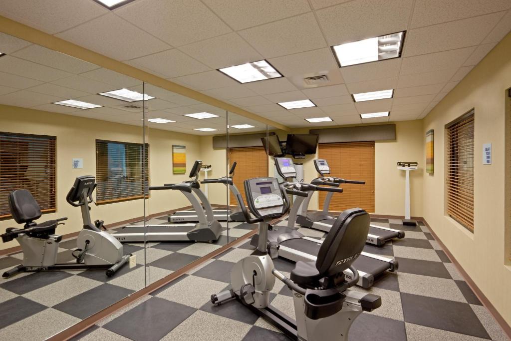 Fitness centrum a/nebo fitness zařízení v ubytování Holiday Inn Express & Suites Malone by IHG