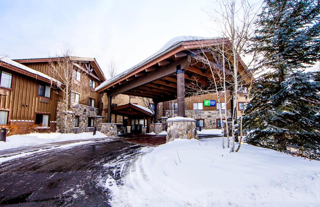 uma estrada coberta de neve em frente a um edifício em Holiday Inn Express Park City, an IHG Hotel em Park City