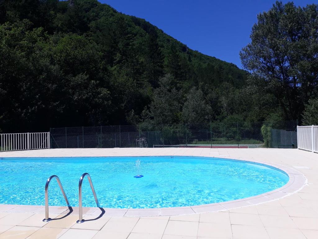 ein großer Pool mit zwei Metallgriffen in der Unterkunft Vallon des sources digne les bains in Digne-les-Bains
