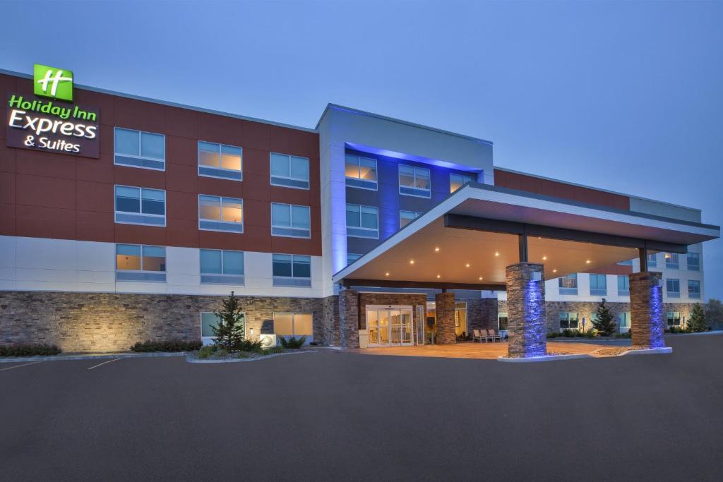 uma vista exterior de um hotel com um edifício em Holiday Inn Express & Suites - Parkersburg East, an IHG Hotel em Parish-Morris Subdivision
