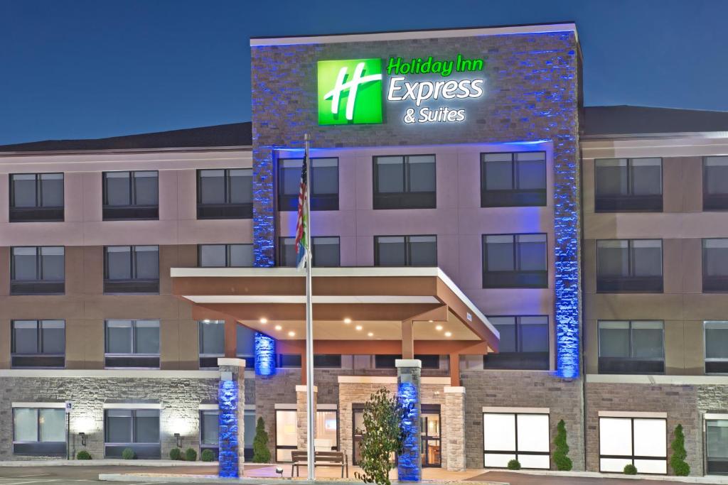 eine Einrichtung eines Feriengasthofs Express und eines Gebäudes für Suiten in der Unterkunft Holiday Inn Express & Suites Uniontown, an IHG Hotel in Uniontown