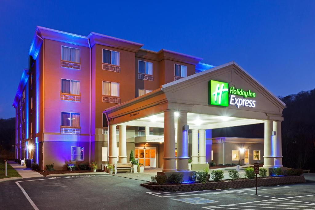 un hôtel avec un panneau à l'avant d'un bâtiment dans l'établissement Holiday Inn Express and Suites Pikeville, an IHG Hotel, à Pikeville