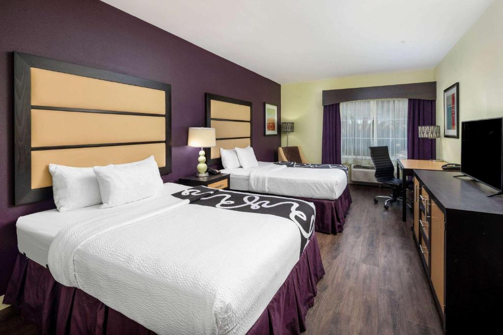 La Quinta by Wyndham Hinesville - Fort Stewart - 豪华皇后室和两个大号床
