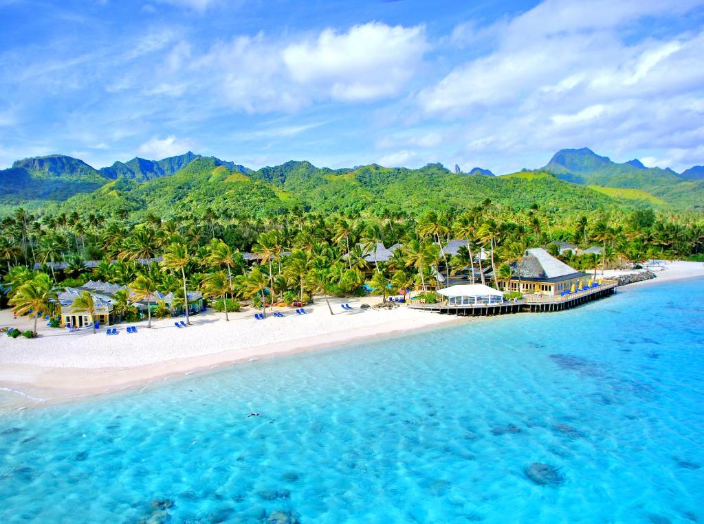 ラロトンガ島にあるThe Rarotongan Beach Resort & Lagoonariumのリゾート付きビーチの空中ビュー