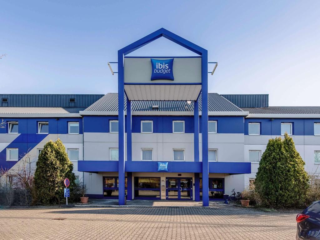 a blue building with a ups sign in front of it at ibis budget Düsseldorf Airport in Ratingen