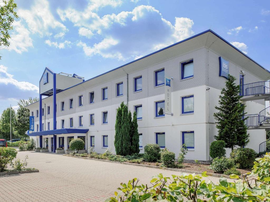 
a large white building with a large window at ibis budget Erfurt Ost in Erfurt
