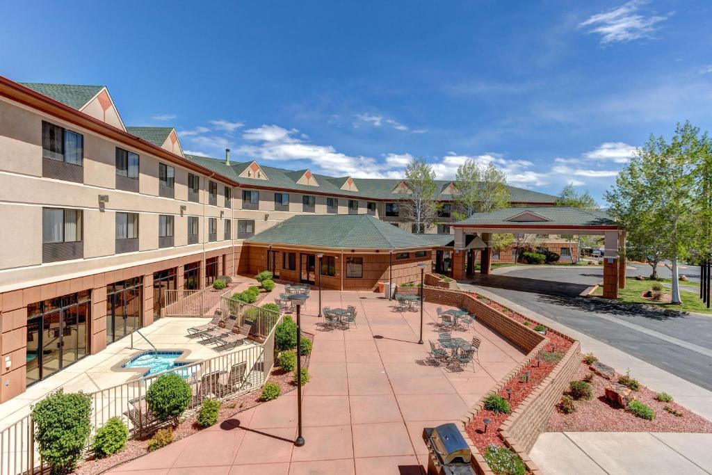 een uitzicht op een hotel met een binnenplaats bij Holiday Inn Express Hotel & Suites Montrose - Black Canyon Area, an IHG Hotel in Montrose