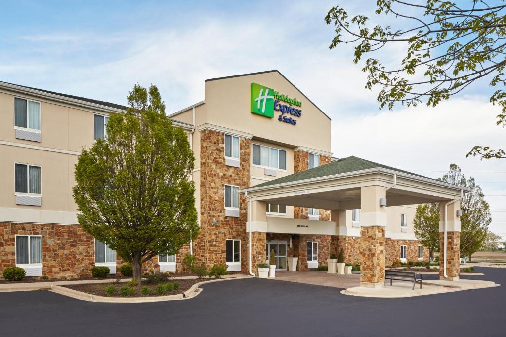 ein Hotel mit einem Schild auf der Vorderseite eines Gebäudes in der Unterkunft Holiday Inn Express Pekin - Peoria Area, an IHG Hotel in Pekin Heights