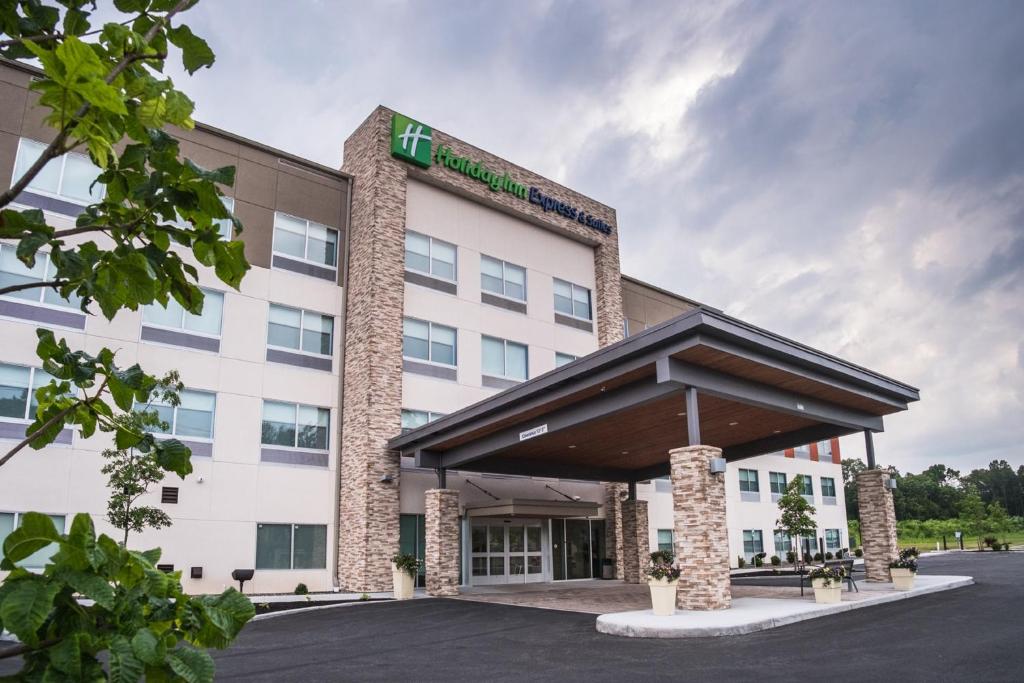 a rendering of the front of a hotel at Holiday Inn Express & Suites Kingston-Ulster, an IHG Hotel in Lake Katrine