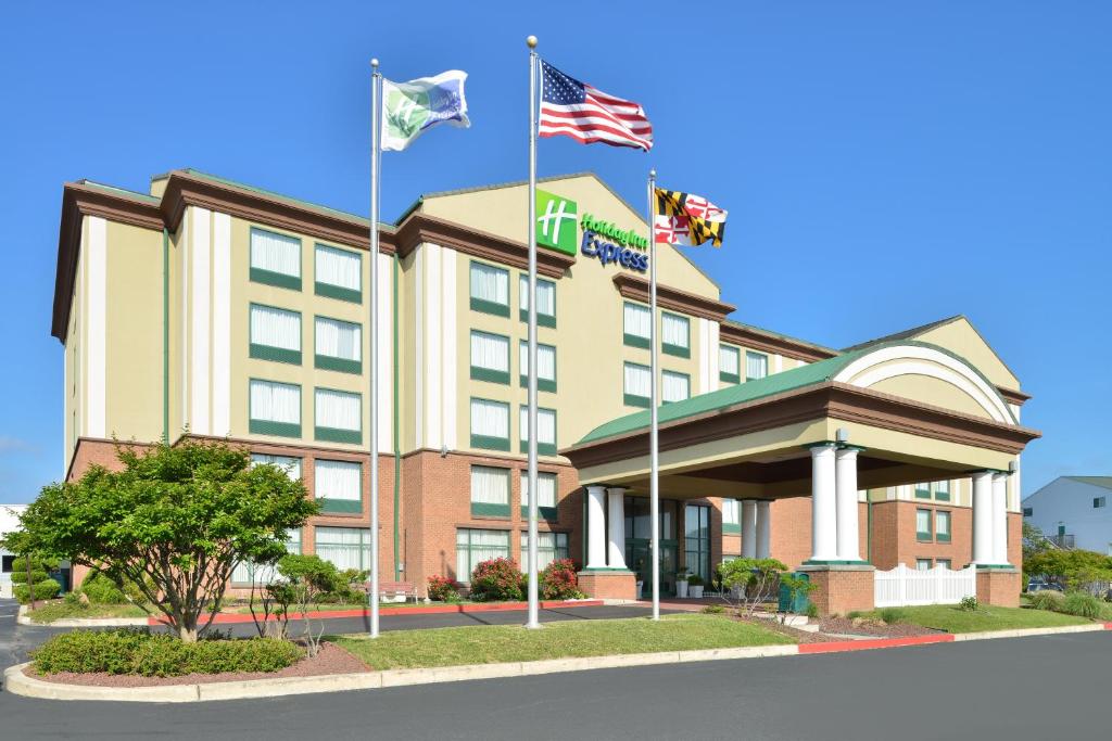 een weergave van een hotel met vlaggen ervoor bij Holiday Inn Express & Suites - Ocean City, an IHG Hotel in Ocean City