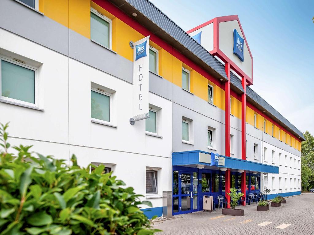 un gran edificio blanco con una fachada colorida en ibis budget Mannheim Friedrichsfeld, en Mannheim