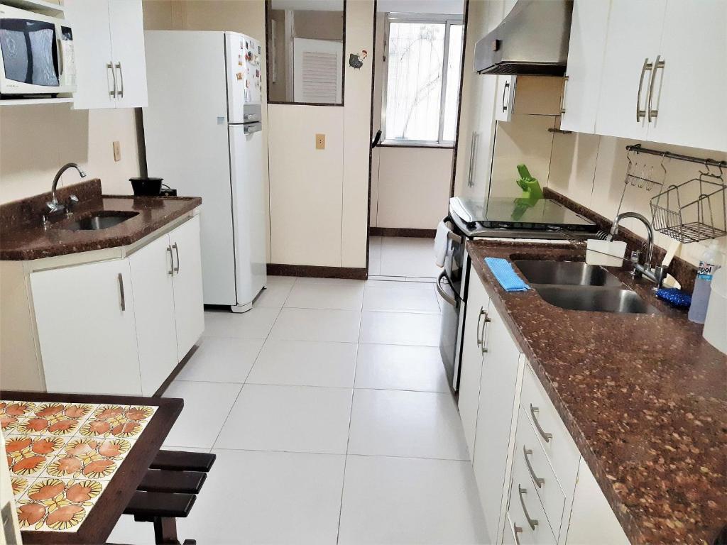  Apartamento para 6 pessoas a 1 quadra da praia deo Leblon