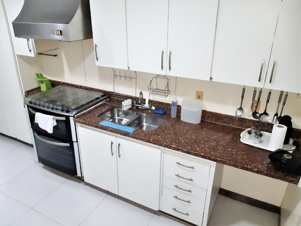  Apartamento para 6 pessoas a 1 quadra da praia deo Leblon