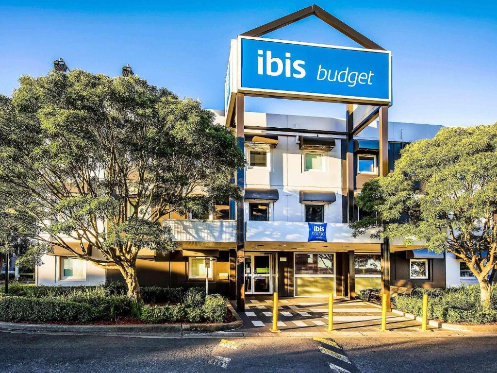 a building with aubs budget sign on top of it at ibis Budget - St Peters in Sydney