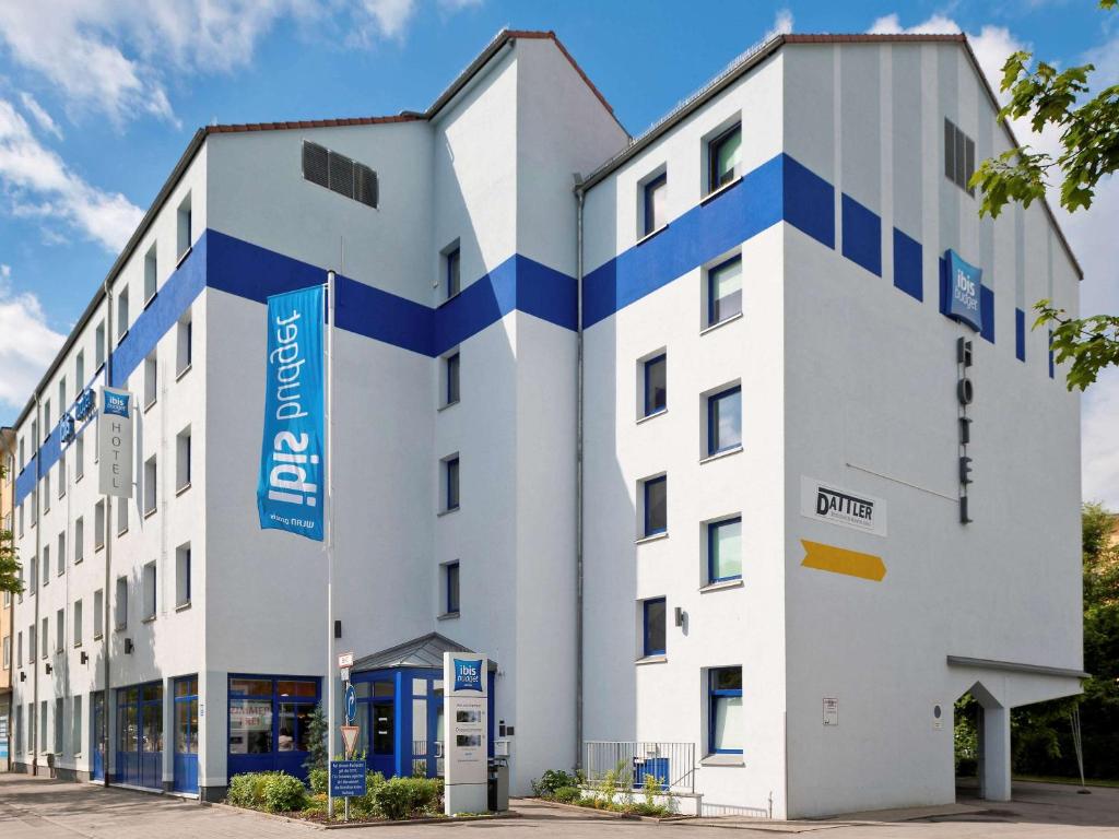 un edificio blanco y azul con una bomba de gas en ibis budget Muenchen City Sued en Múnich