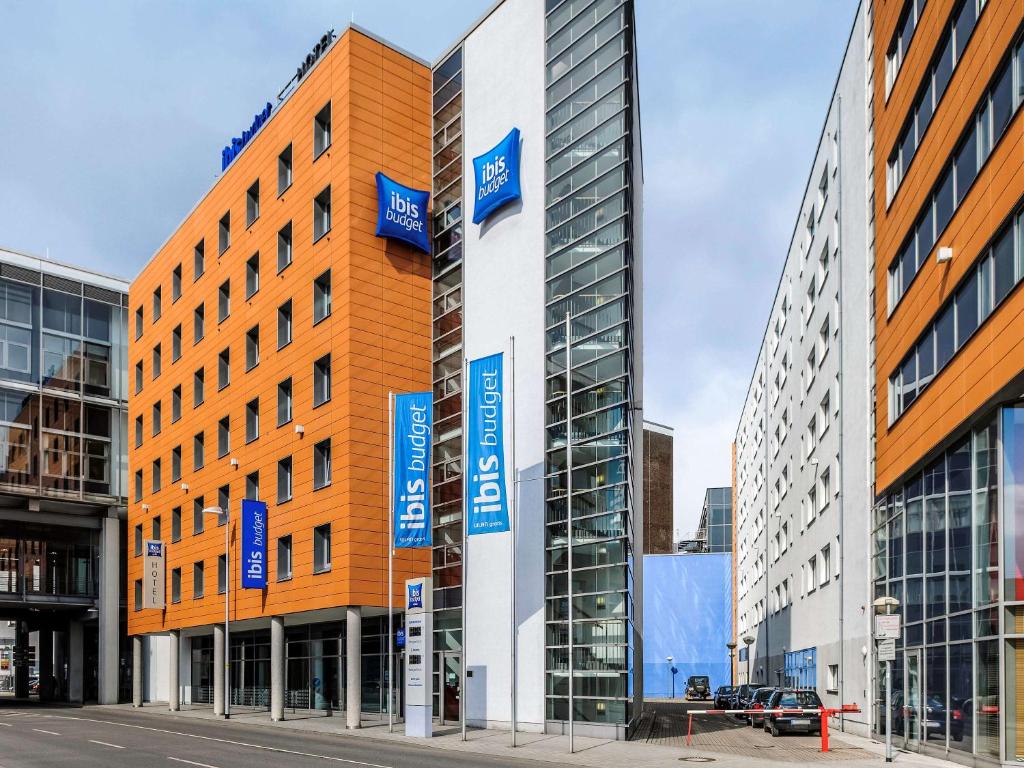 um edifício com sinais azuis na lateral em Ibis budget Hannover Hbf em Hanôver