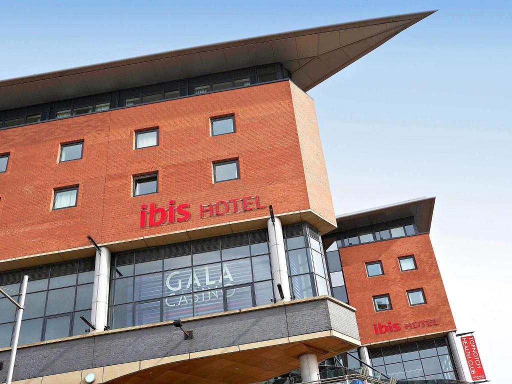 a red brick building with a tds hotel sign on it at ibis Hotel Northampton Centre in Northampton