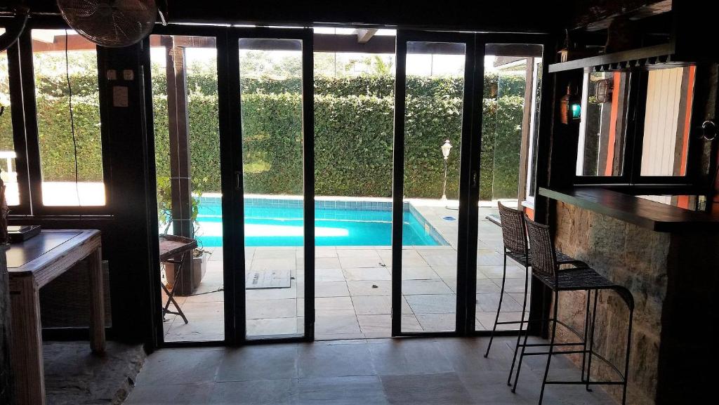  Ótima casa em condomínio fechado a poucos passos da praia
