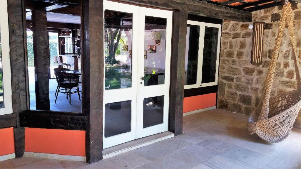  Ótima casa em condomínio fechado a poucos passos da praia