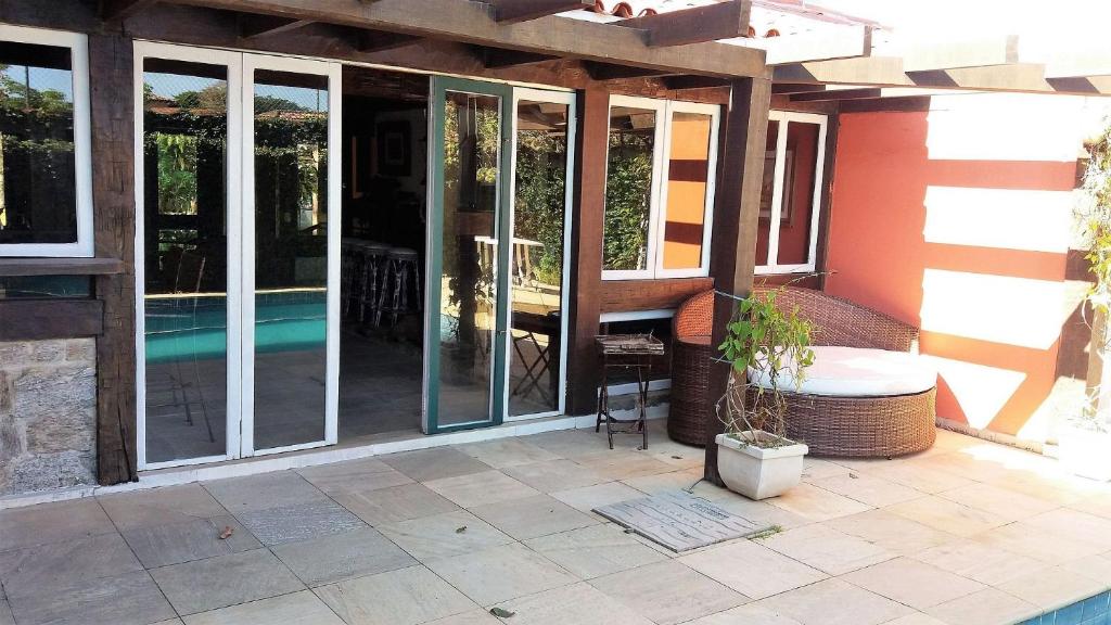  Ótima casa em condomínio fechado a poucos passos da praia