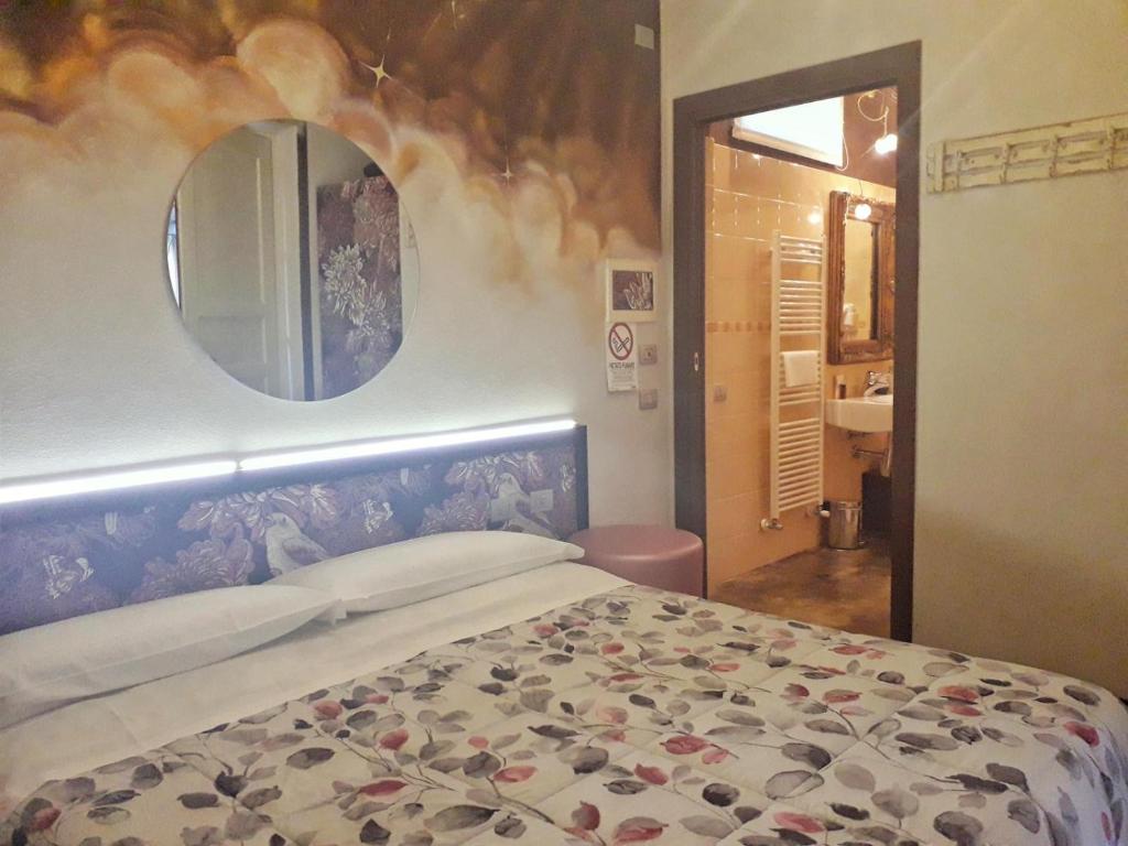 En eller flere senge i et værelse på Locanda Cortiletto d'Alba