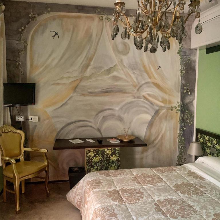 sypialnia z łóżkiem i obrazem na ścianie w obiekcie Cortiletto d'Alba camere con ristorante w Albie