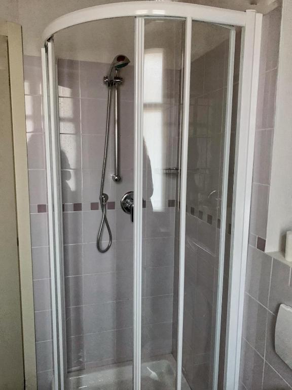 Łazienka w obiekcie Cortiletto d'Alba camere con ristorante