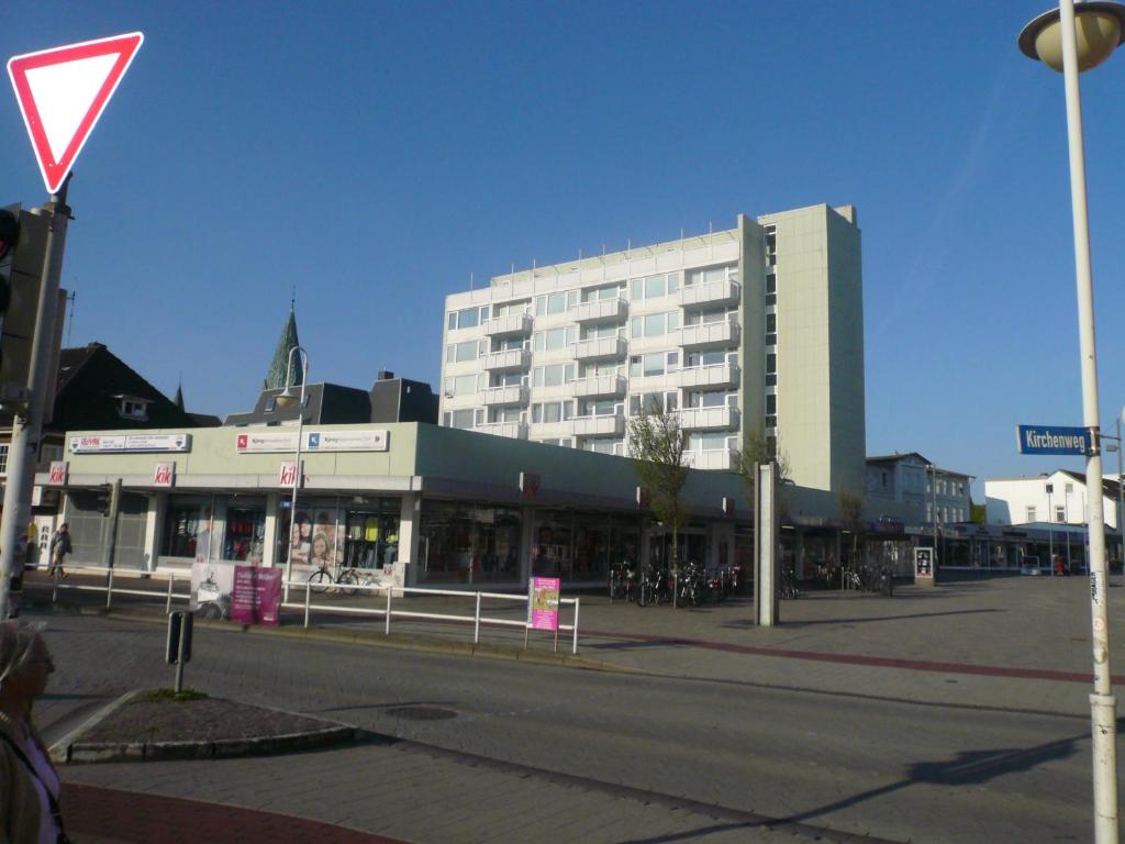 ein Gebäude in einer Stadtstraße mit einem Gebäude in der Unterkunft Dorow 48 WB in Westerland