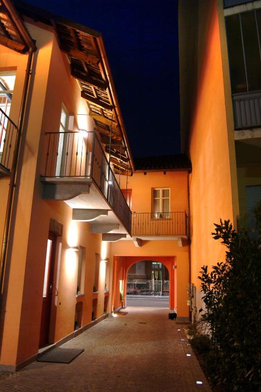 pusty korytarz apartamentowca w nocy w obiekcie Cortiletto d'Alba camere con ristorante w Albie