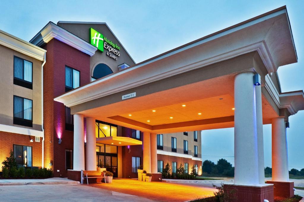 a hotel with a sign on the front of it at Holiday Inn Express & Suites Perry, an IHG Hotel in Perry