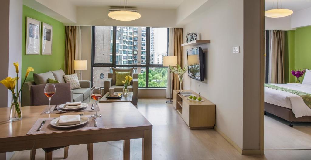 Postel nebo postele na pokoji v ubytování Citadines Zhuankou Wuhan