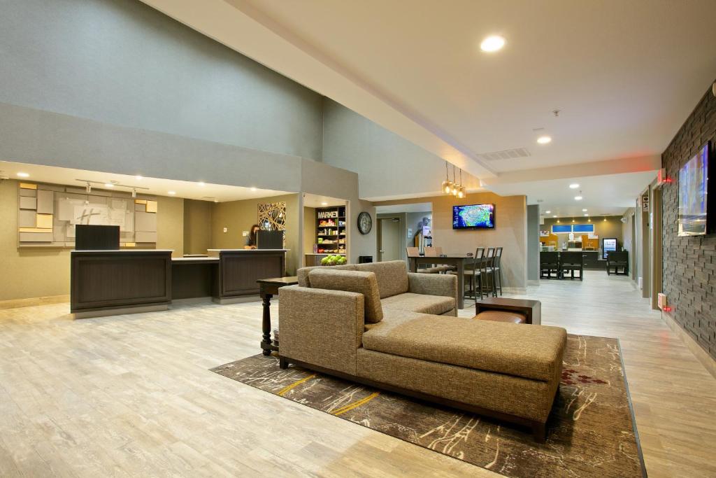 un soggiorno con divano e una cucina di Holiday Inn Express Hotel & Suites - Paso Robles, an IHG Hotel a Paso Robles