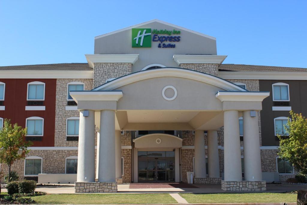 eine Darstellung der Vorderseite eines Hotels in der Unterkunft Holiday Inn Express Hotel & Suites Mansfield, an IHG Hotel in Mansfield