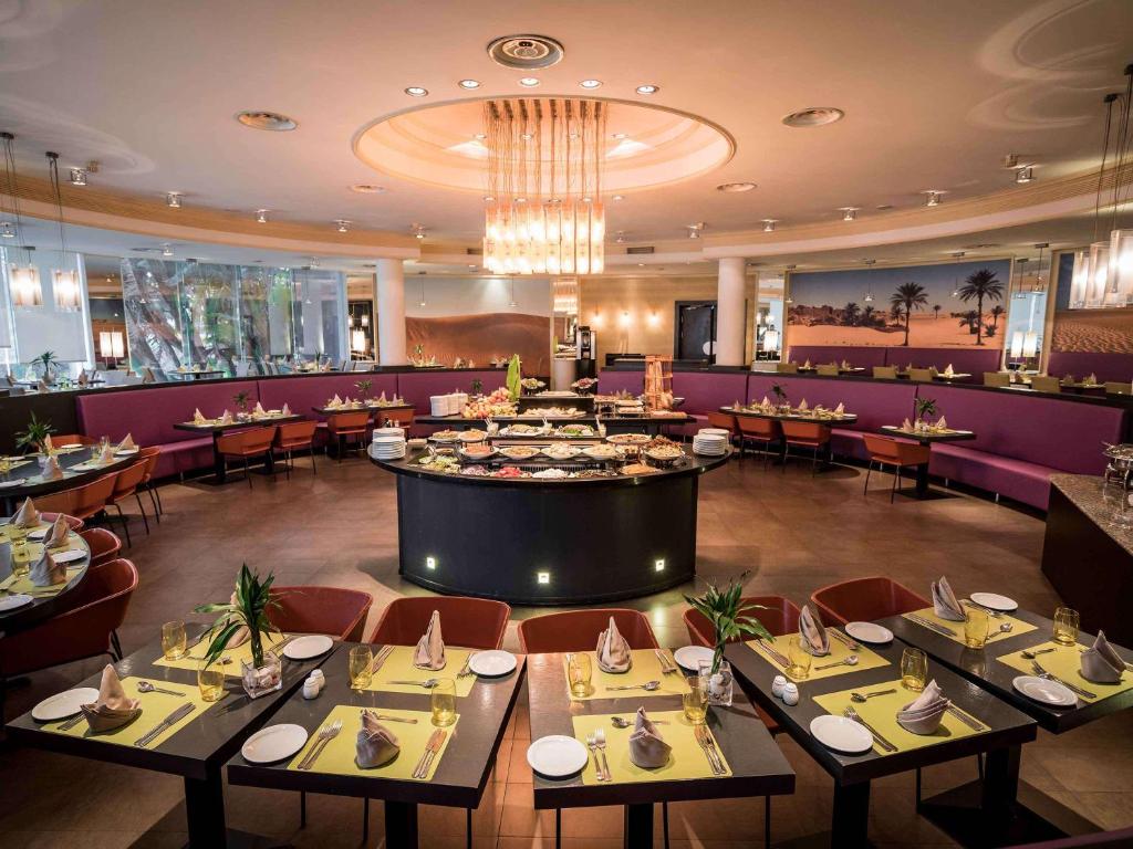 Un restaurante o sitio para comer en Hotel Mercure Alger Aéroport