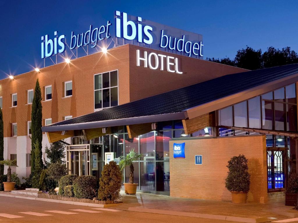 a hotel with a sign that reads turtles budget hotel at Ibis Budget Madrid Alcalá de Henares La Dehesa in Alcalá de Henares