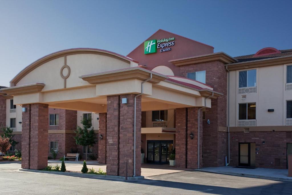 a hotel with a sign on the front of it at Holiday Inn Express & Suites Kanab, an IHG Hotel in Kanab
