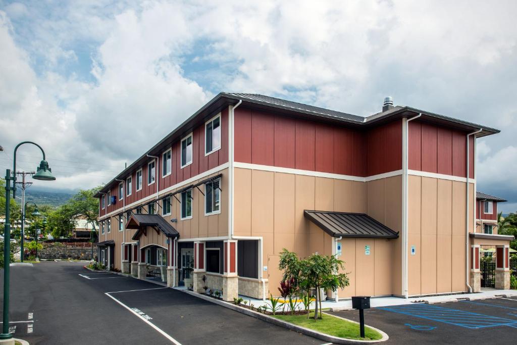 um grande edifício vermelho com estacionamento em Holiday Inn Express & Suites Kailua-Kona, an IHG Hotel em Kailua-Kona