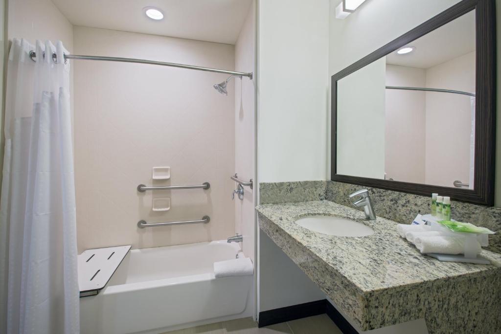 Koupelna v ubytování Holiday Inn Express & Suites Kailua-Kona by IHG