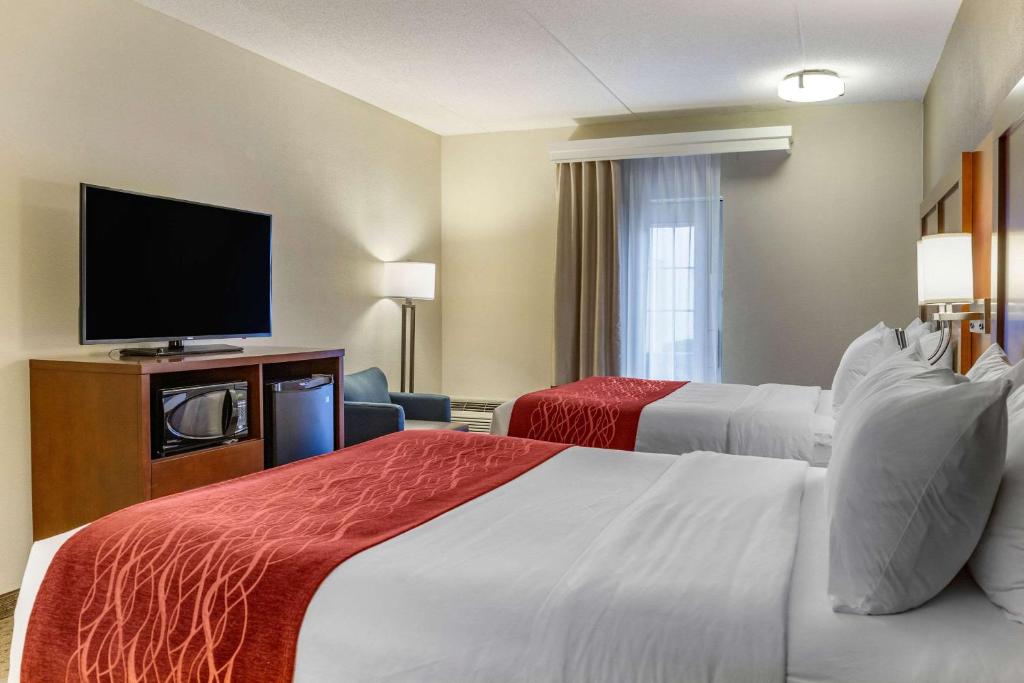 Comfort Inn Lancaster at Rockvale - Queen Room With Two Queen Beds Poolside