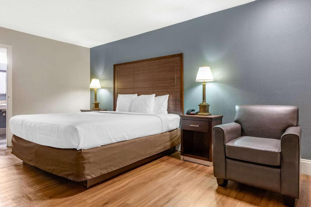 Postel nebo postele na pokoji v ubytování Econo Lodge