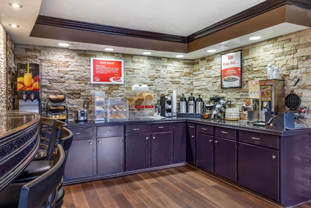 Kuchyň nebo kuchyňský kout v ubytování Econo Lodge
